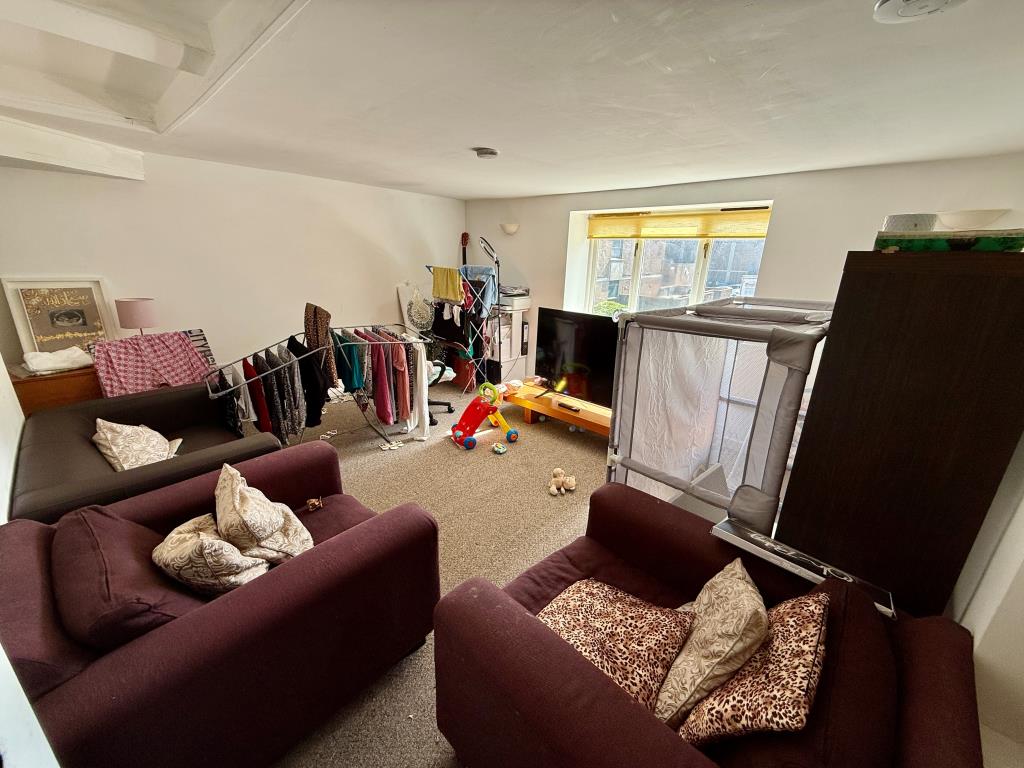 Lot: 81 - MIXED USE INVESTMENT IN TOWN CENTRE - Living room
